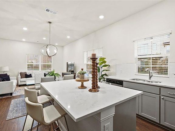 4th image of 287 Ferndale St