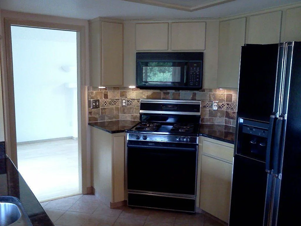 3 bed, 2.5 bath, 1590 sqft, $3,130 — Photo 4