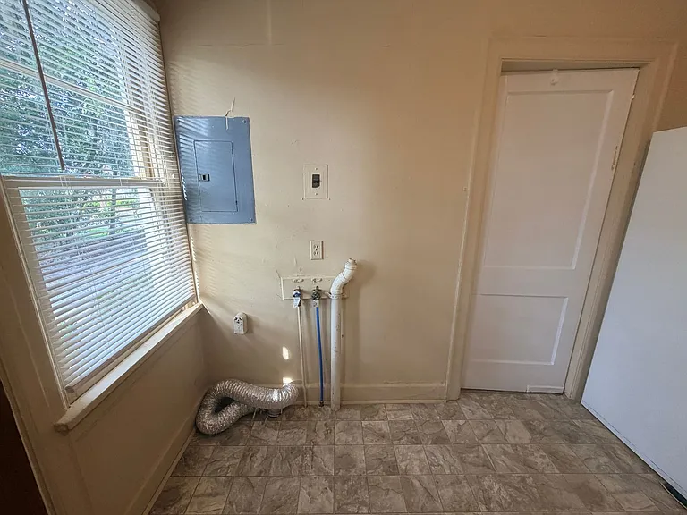1211 N Oak St — Photo 9