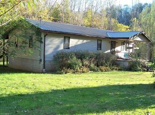 4001 Harmony Rd, Gandeeville, WV 25243