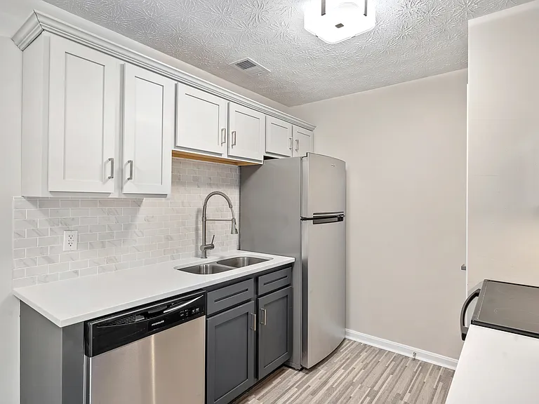 Green Valley Apartments — Photo 29