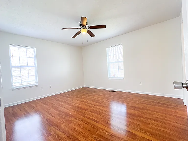 1451 N Delphine Ave — Photo 13