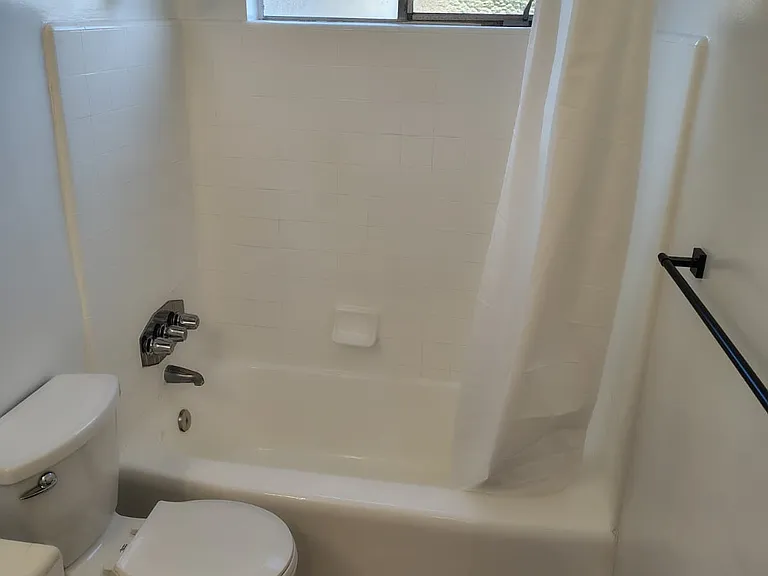 15531 Victory Blvd #B — Photo 15