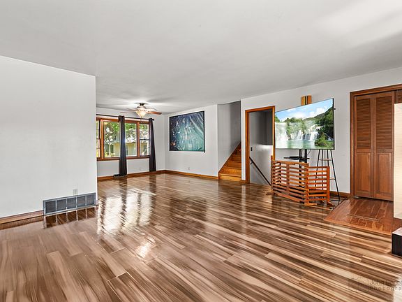 4th image of 303 W Hillcrest Dr