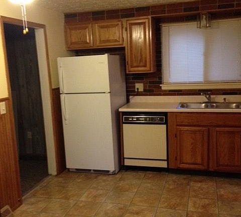 2nd image of 837 Mansfield St