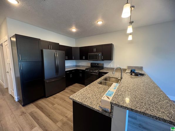 201 Sunrise Park Rd #211, Storm Lake, IA 50588