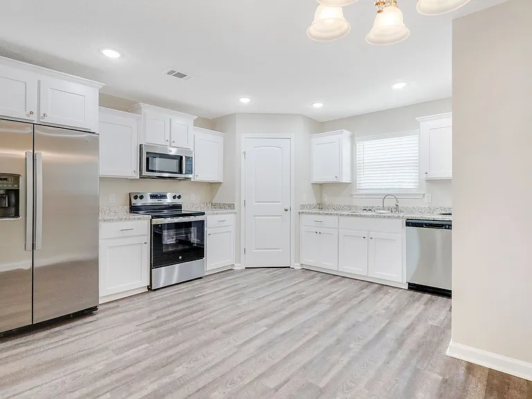 561 Church Cir — Photo 6