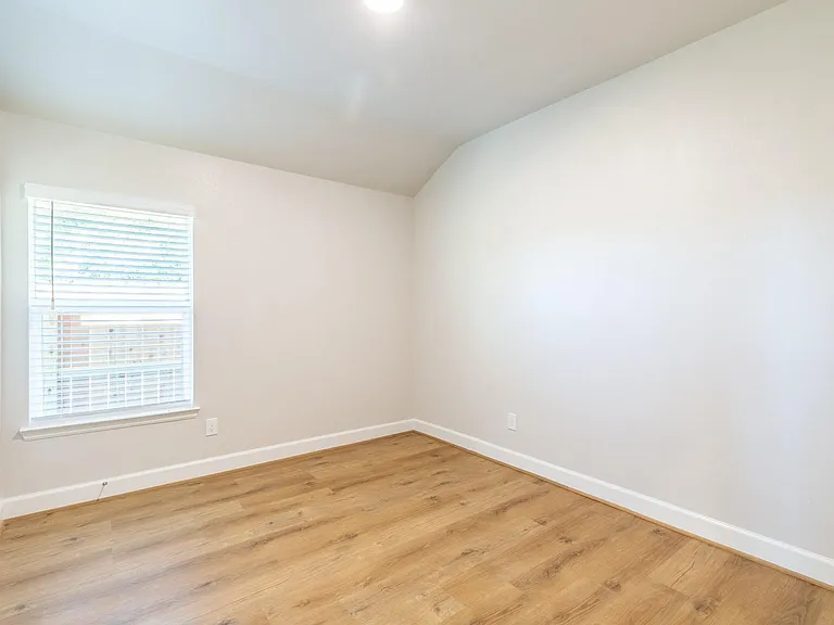801 Roosevelt — Photo 19