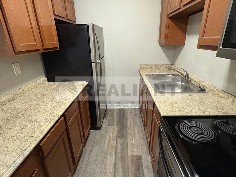 2021 Cambridge Dr #10 — Photo 8