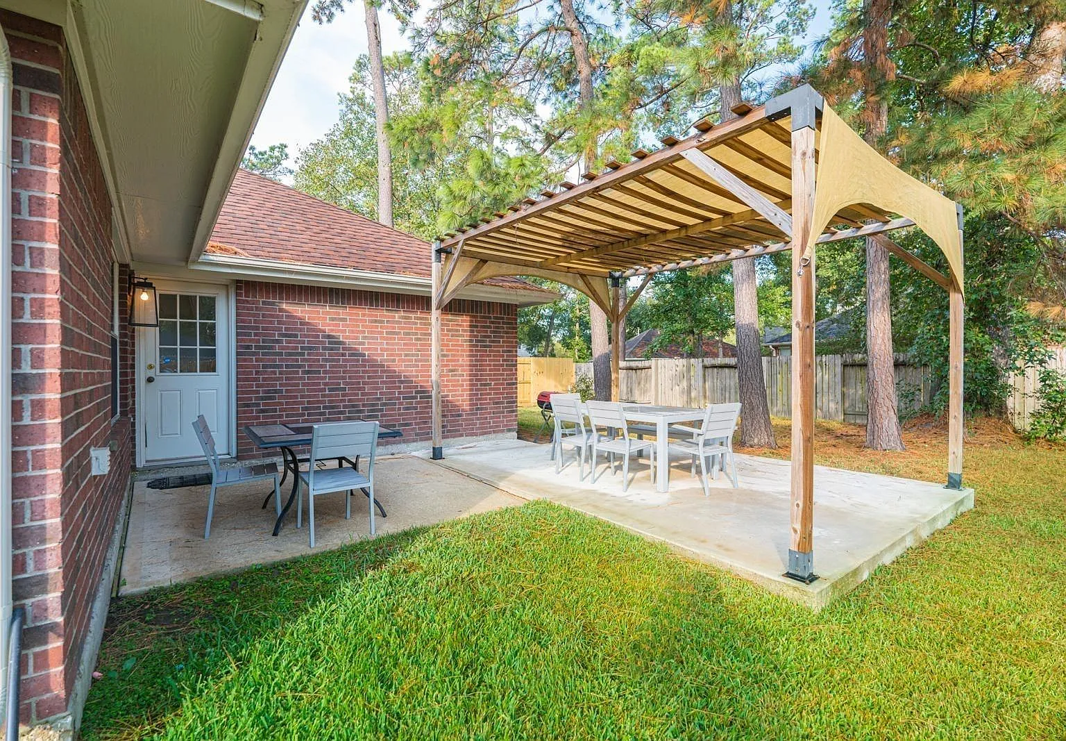 3 bed, 2.0 bath, 1506 sqft, $2,400 — Photo 2