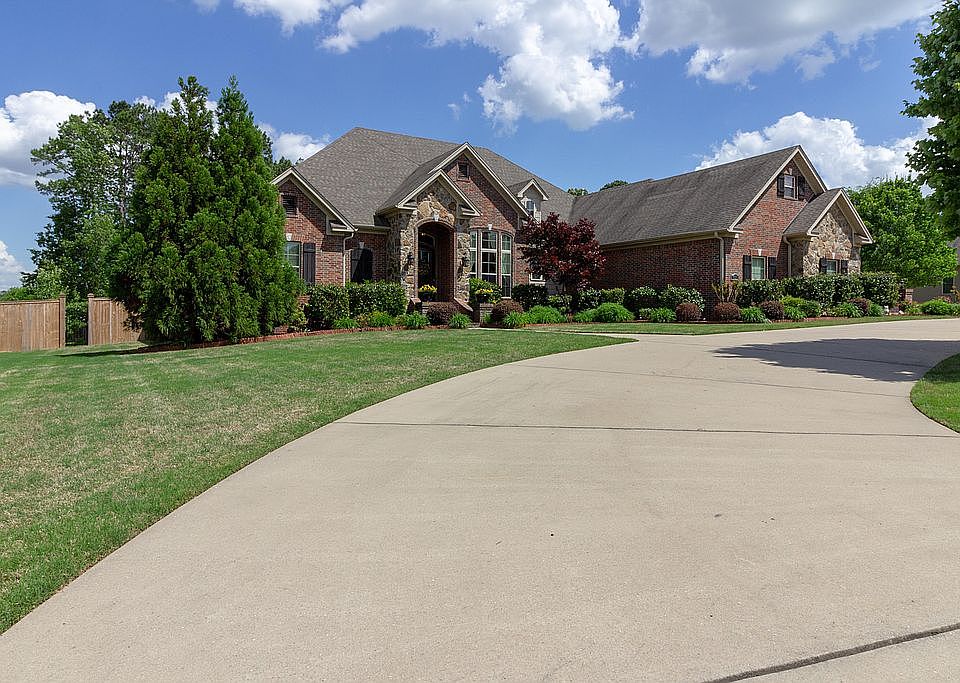 2nd image of 700 Huntington Ln