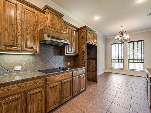 3rd image of 2516 Sabine Cir