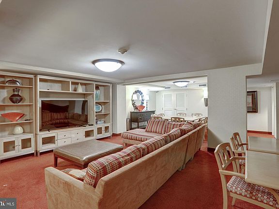 4th image of 940 25th St NW #407