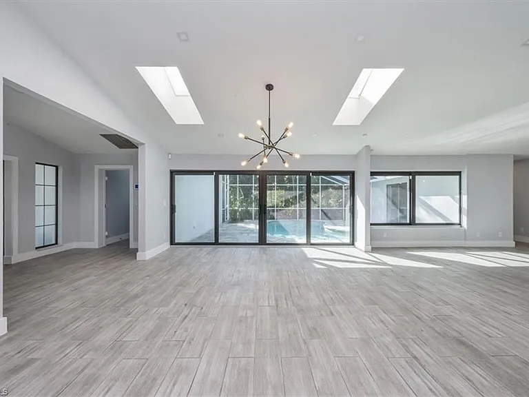 6161 Waxmyrtle Way — Photo 7