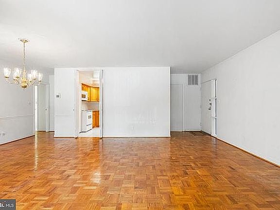 3rd image of 7 Stonehenge Cir APT 5
