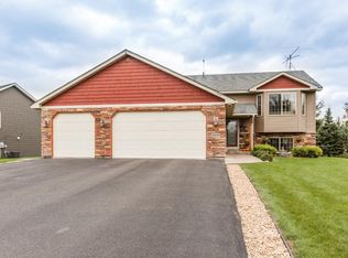 8549 Woodridge Trl, Chisago City, MN 55013