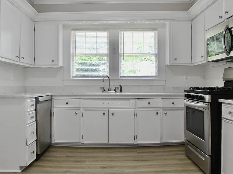 4522 Lee Ave — Photo 5