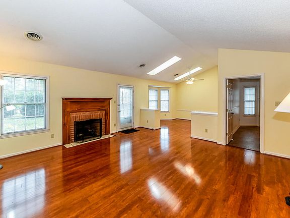 4th image of 122 Mayfair E