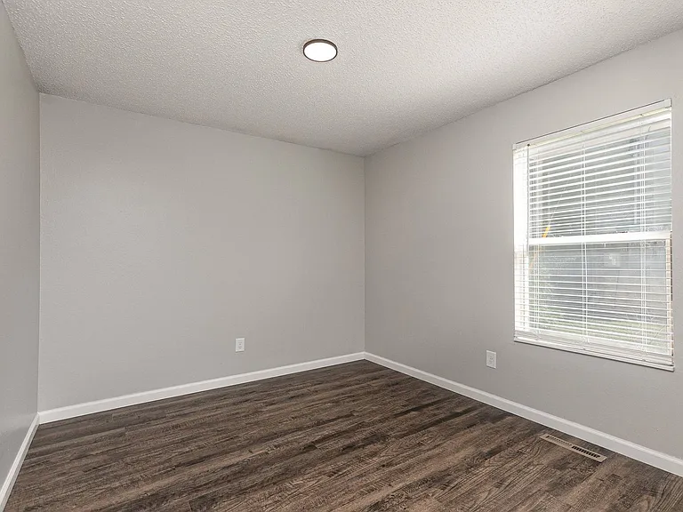 1147 E Elm St — Photo 10