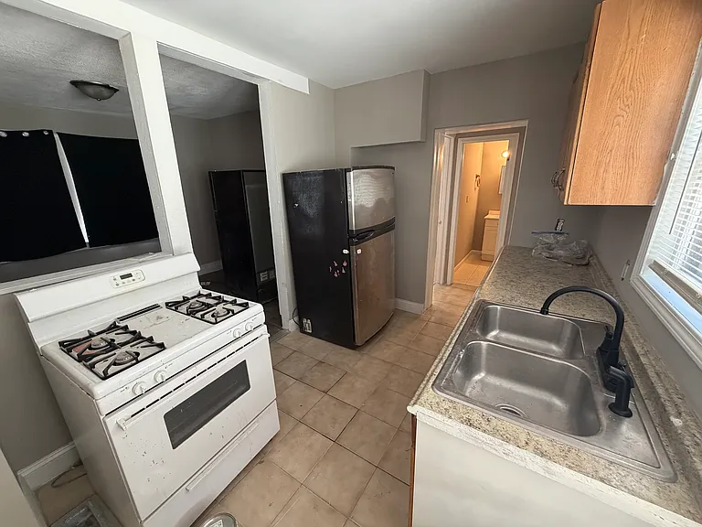 467 Omar St — Photo 3