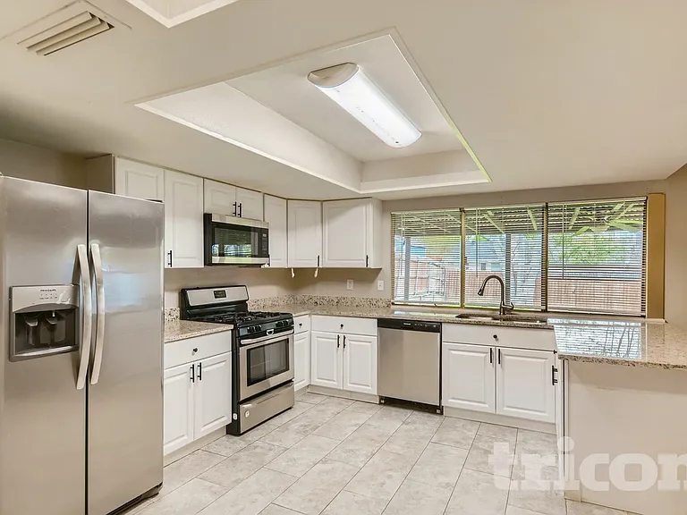 333 Clearfield Dr — Photo 4