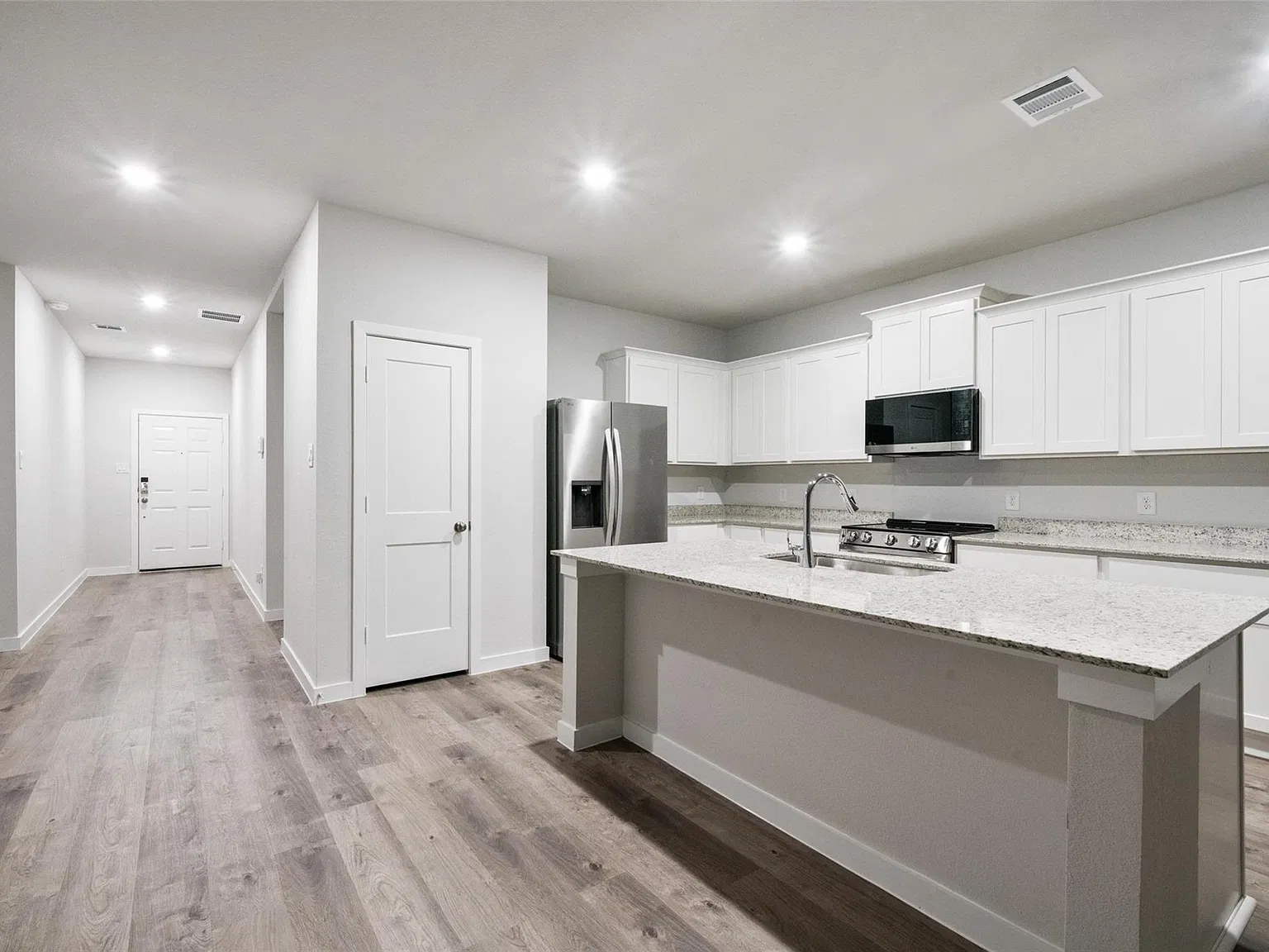 4 bed, 2.5 bath, 2797 sqft, $2,200 — Photo 2