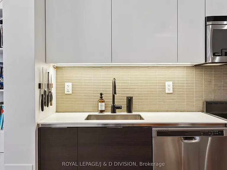 8 Dovercourt Rd #207 — Photo 14