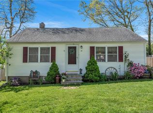 22 Rocky Ledge Dr, Clinton, CT 06413