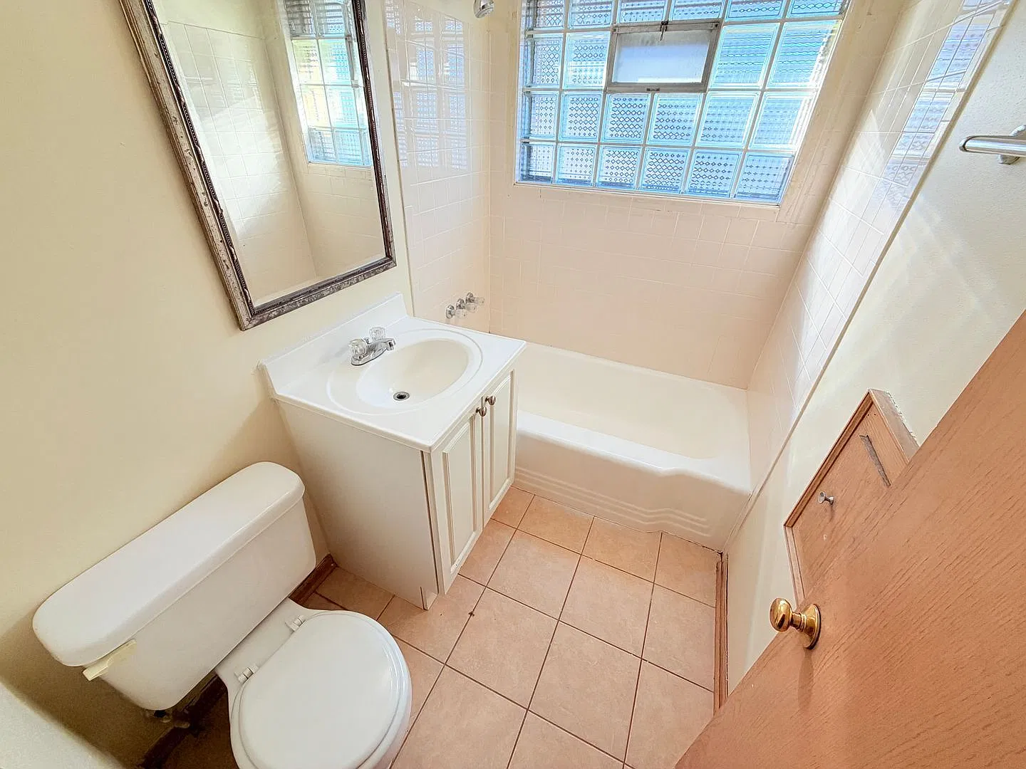 3 bed, 1.0 bath, 1158 sqft, $1,498 — Photo 4