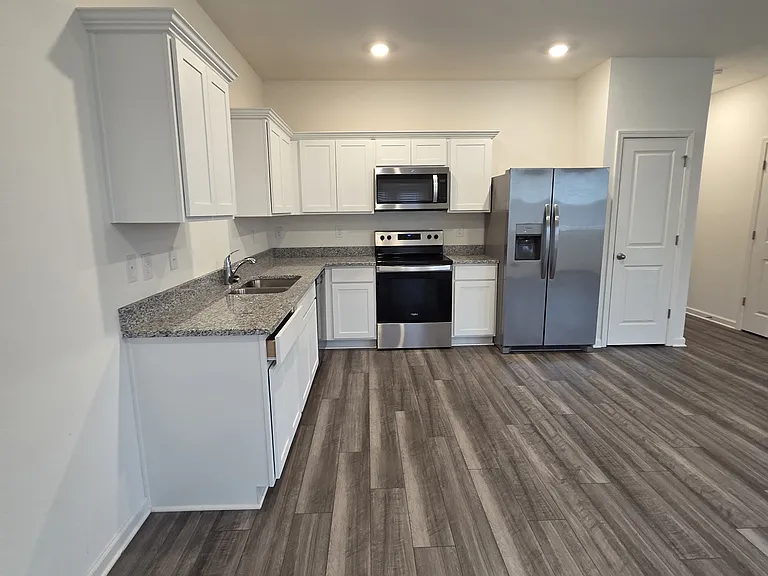 110 Saginaw Ct — Photo 3