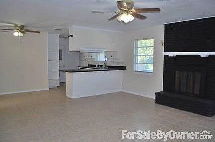 Open Concept Living Room/Kitchen : Perfect for entertaining!