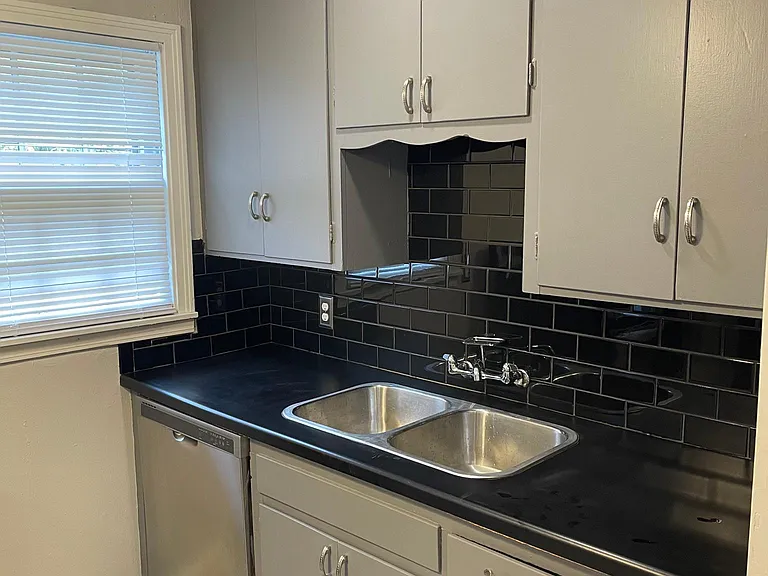 4520 N Harvey Pkwy #4 — Photo 6