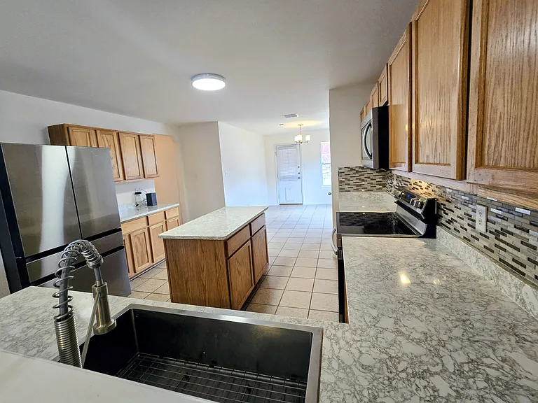 3915 Arrowwood Bnd — Photo 4
