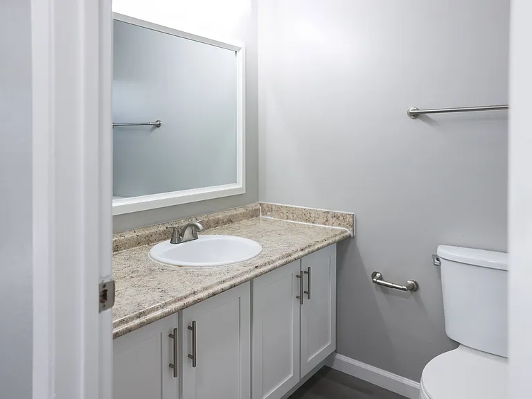 University Square Apartments — Photo 22