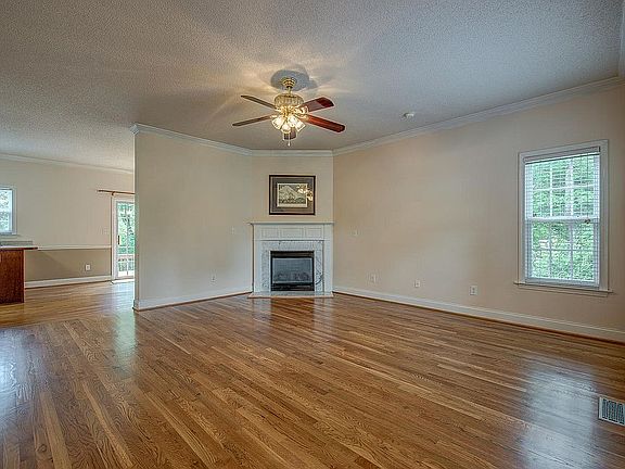 4th image of 323 Beacon Hills Dr