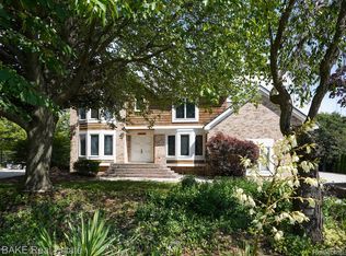 17514 Farmcrest Ln, Northville, MI