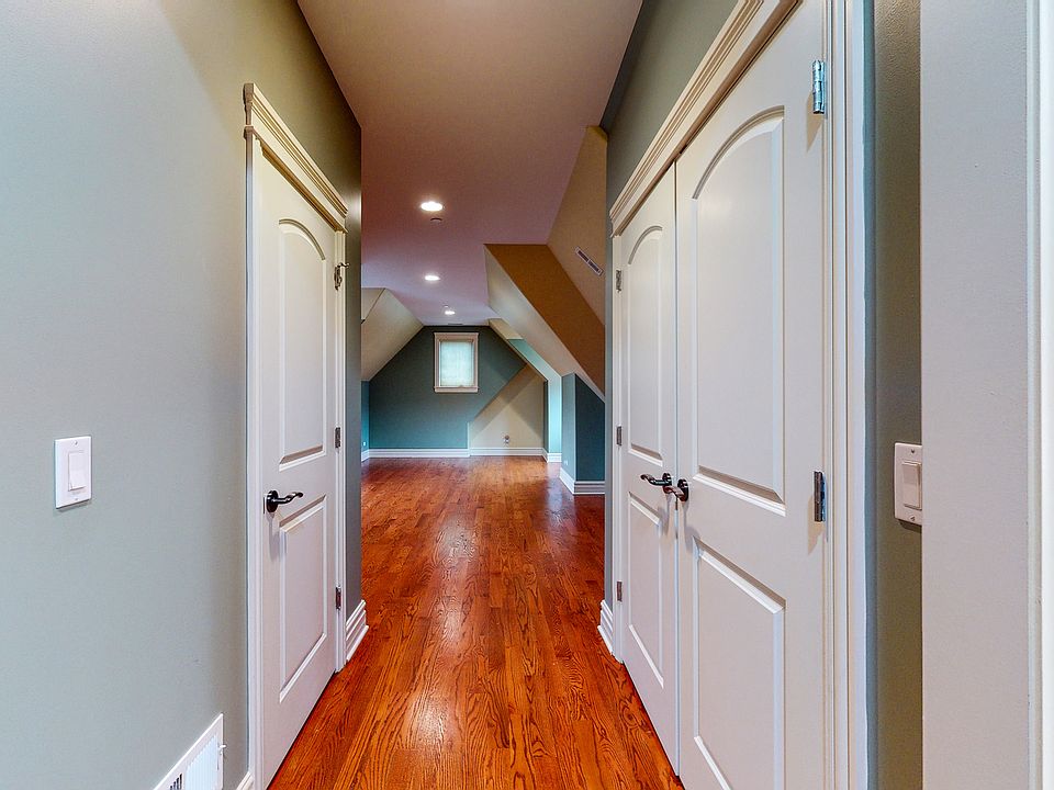 2nd image of 1141 Everett Lane Des