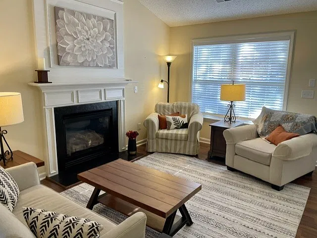 2 bed, 1036 sqft, $1,795 — Photo 3