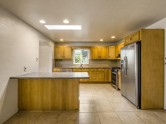 5th image of 1105 Dakota St NE