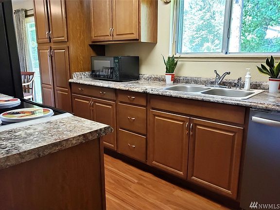 4th image of 2428 Aspen St SE