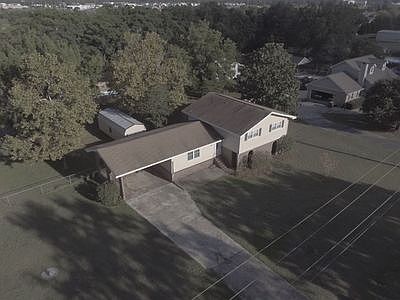 3rd image of 114 Air Park Dr