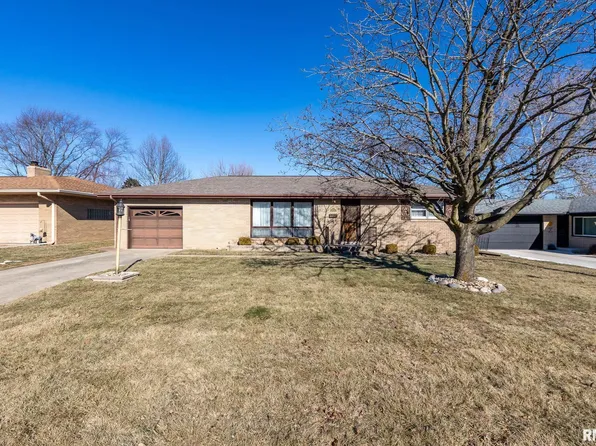 2209 Belmont Dr, Pekin, IL 61554