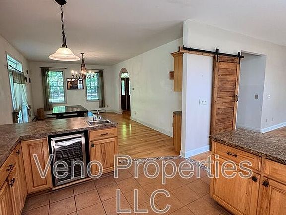 4th image of 1023 Packer Rd