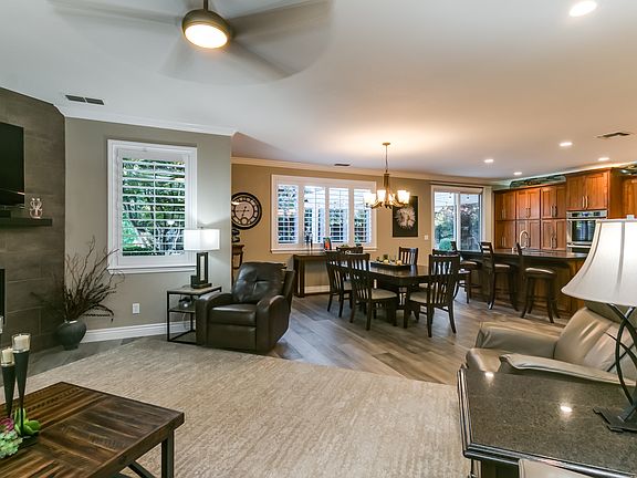 Great rm, dining, kitchen 