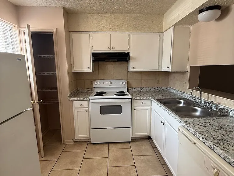 8911-8921 Gsri Ave — Photo 13
