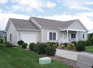 370 Beechnut Dr, Hendersonville, NC 28739