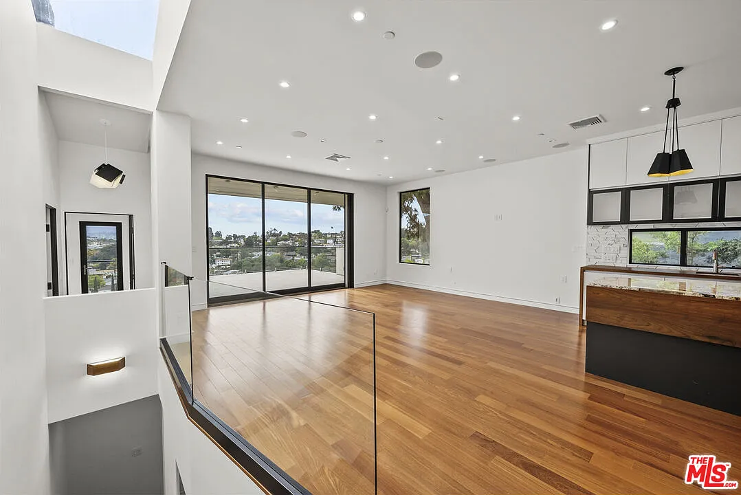 3 bed, 3.0 bath, 2020 sqft, $9,800 — Photo 3