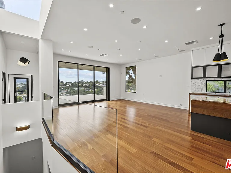 2388 Lyric Ave — Photo 3