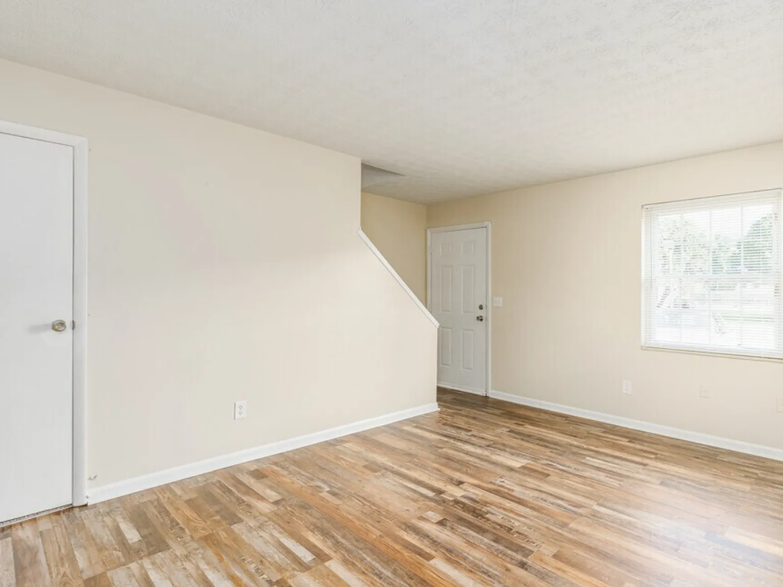 Welcome Pinecrest Village Apartments - Find your new home at a great price and location! — Photo 3