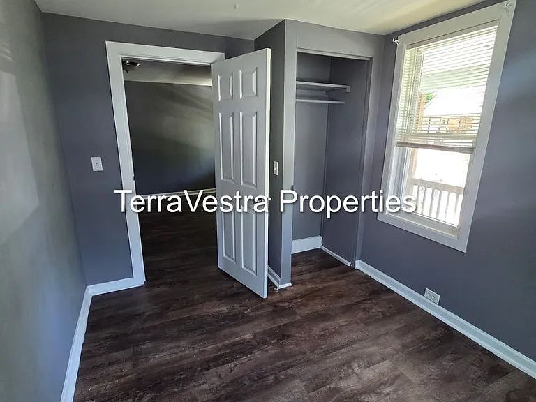 242 W Washington St — Photo 8